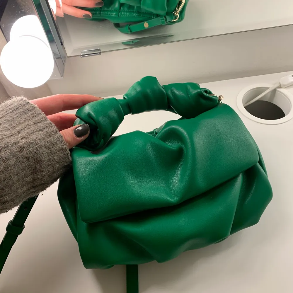 Slutsåld väska från Zara i en as cool grön färg! Går att använda med axelbandet men det går även att bara hålla i den, riktigt snygg och bara använd en gång🤩. Väskor.