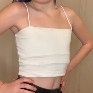 Gina tricot linne - Säljer detta linne från Gina tricot. Vanlig vit färg, Den är dock lite sliten i vänstra axeln men borde nog funka!😅❤️✨