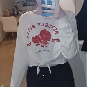 HM - Använd 4 gånger,den går att inyta framme kortare om man vill.på tröjans framsida står det Beverly hills stole my hear.