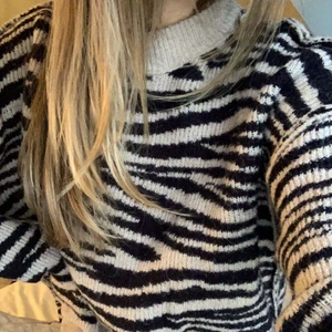 Stickad tröja  - En ascool tröja från NaKd, köpte den för ett år sedan och har klipp av lappen så vet dessvärre inte vilken storlek den är i men skulle tippa på s/m, sitter jättefint på mig som är 170cm. Lappen är avklippt och därmed kan man ha tröjan ut och in och därmed välja hur den ska se ut (se bilder) 🤎🤎🤎 köpare står för frakt!