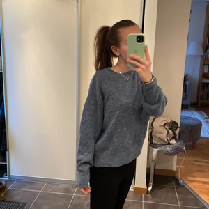 Mysig tröja - Säljer en mysig stickad tröja från HM i strl XS skulle dock säga att den sitter mer som en S då den är lite oversized! Den är i bra skick men lite nopprig därav priset 💕