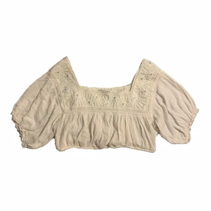 croppad blus - jätte fin croppad blus från amerikan eagle! passar xs-m och är superfin att ha på sommaren💖