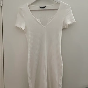 Kortklänning från Shein - Aldrig använd kortklänning från Shein i storlek S. Ganska tunt och genomskinligt material men funkar med ljusa underkläder eller t.ex bikini under för att ha på stranden.