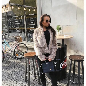 Pälsjacka / kappa  - Kappa/ pälsjacka, otroligt fint material som får denna fuskpälskappan att se väldigt exklusivt ut. Användes max 4 gånger. 