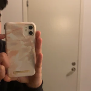 Ideal of sweden skal för iPhone 11/Xr  - Hej säljer detta ideal of sweden skalet för har seriöst inte haft någon användning av den på 1 år detta skalet funkar för både iPhone 11 och Xr vet inte om det funkar på en iPhone X dock juste sista bilden är den ända repan den har annars är den splitter ny köpte den på ideal of swedens hemsida för 299kr så säljer den för 90 ig skriv för mer bilder och sånt 