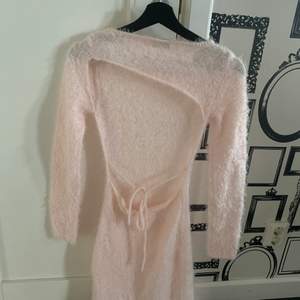 Stickad ljusrosa klänning från Hanna schönbergs kollektion med NA-KD. Aldrig använd och bra skick. Går ej att använda med bh därav jag säljer den.