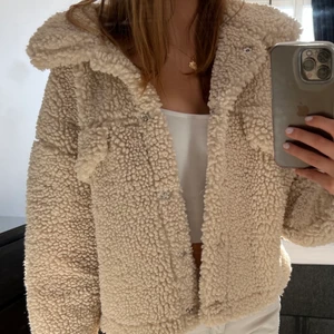 Vår Jacka - En jätte fin ullig vår jacka från Ginatricot, perfekt inför våren och sommarn. Säljer då jag inte använder den och är lite för kort för mig i ärmarna, storlek S🥰