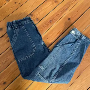 Super cool & other stories jeans, with elastic bands so super confortable. 100% cotton!! Super stylish, with adjustable button at the bottom so you can make them tighter or more baggy. Worn 2/3 times only! Feel free to send a message for more info or price offers ☺️