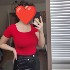 Röd croptop - Tajt, röd croptop. Mycket bra skick! Kan mötas upp i Lund, Staffanstorp eller frakta🥰