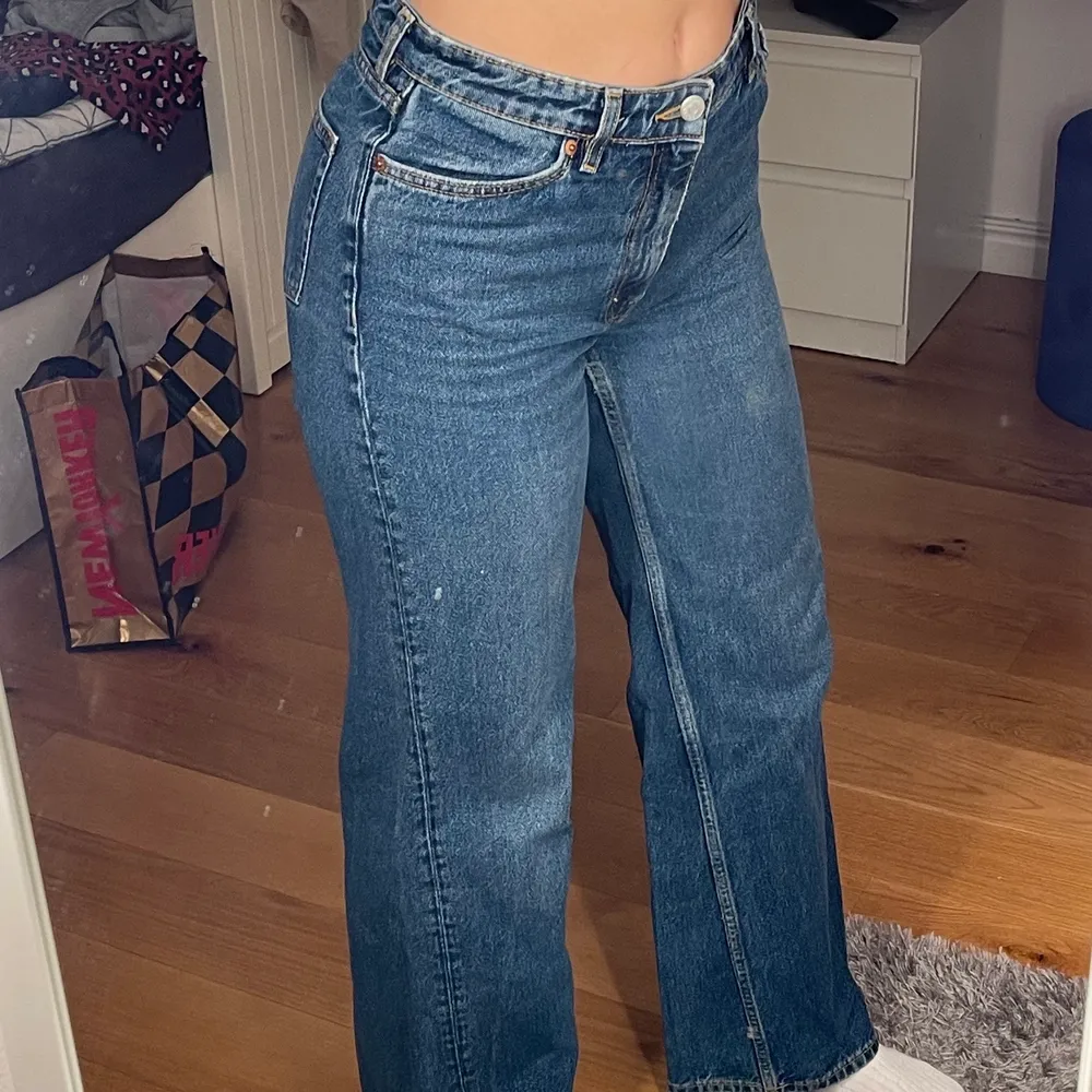 Jeans från Monki, Yoko modellen💕 Medelhöga i midjan (Jag är 170). Jeans & Byxor.