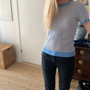 Zara topp - Säljer den här fina tröjan ifrån Zara som har varit väldigt populär. Den är i väldigt fint skick och knappt använd, sålde pågrund av den tyvärr inte kom till andvändning. Tröjan saknar däremot tyglappen längst upp på tröjan, vilket man kan se på bild 3. Skulle dock uppskatta att det är en S, men är fortfarande väldigt stretchig. Startar priset på 80kr, köparen står för frakten💕HÖGSTA BUD:100