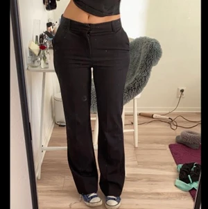 SVARTA KOSTYMBYXOR  - svarta kostymbyxor med medelhög midja från Lindex. Jag är 165 och dom går ner till marken på mig. Dom är även uppsydda ca 5cm, de går att sprätta upp om man skulle vilja. Har vanligtvis storlek S