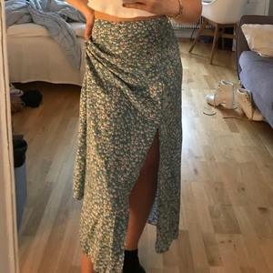 Lång kjol från shein - Säljer denna långa kjolen från shein. Kjolen är aldrig använd och är i bra skick. KÖPAREN STÅR FÖR FRAKT