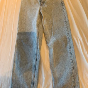 helt nya mom jeans - Har ett par helt nya Jeans från zara som är för små för mig. Det är mom Jeans modell. Så sitter lite tightare över rumpan