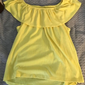 Gul topp - Super härlig gul ”of the shoulder top” (går även att använda utan ”of shoulder”)! Super fint skicka, använd Max 2 ggr! Är  i barn storlek men skulle säga att den är ungefär en s! Så härlig på sommaren För fler bilder eller frågor är det bara att kontakta mig!😇