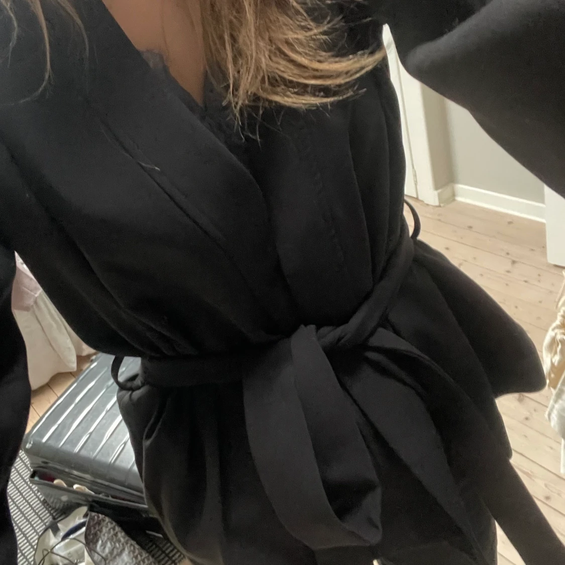 Svart blazer med knyt  - 90