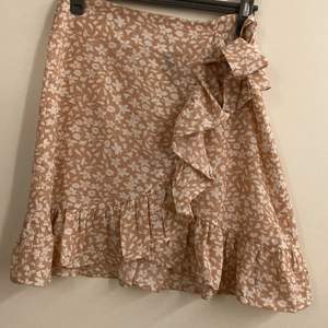 Säljer den här helt oanvända kjolen från shein. Älskar mönsterna på den och färgen är väldigt fin till sommaren. Köparen står för frakten!