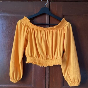 Somrig gul blus💛 - Så söt croppad blus perfekt till sommarn.                                            Använd endast 1-2 gånger så väldigt bra skick.                                                      Passar storlek 36-38!