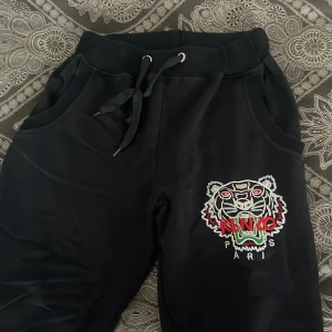 KENZO byxor  - Köpt för 1670kr storlek M. Små i sotorleken. 