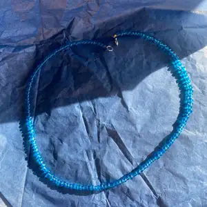 Et halsband i en jätte fin blå !!! Frakt tillkommer ligger på 14kr man får frakt bevis ❤️