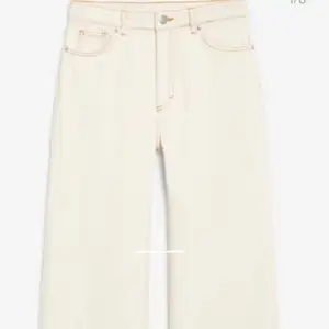 Ett par skit snygga off white wide leg jeans som är använda fåtal gånger. Ordinariepris är 400kr men jag säljer för 150kr + frakt. Jag som har 38-40 passar i dessa