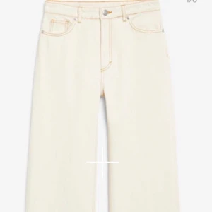  wideleg jeans - Ett par skit snygga off white wide leg jeans som är använda fåtal gånger. Ordinariepris är 400kr men jag säljer för 150kr + frakt. Jag som har 38-40 passar i dessa