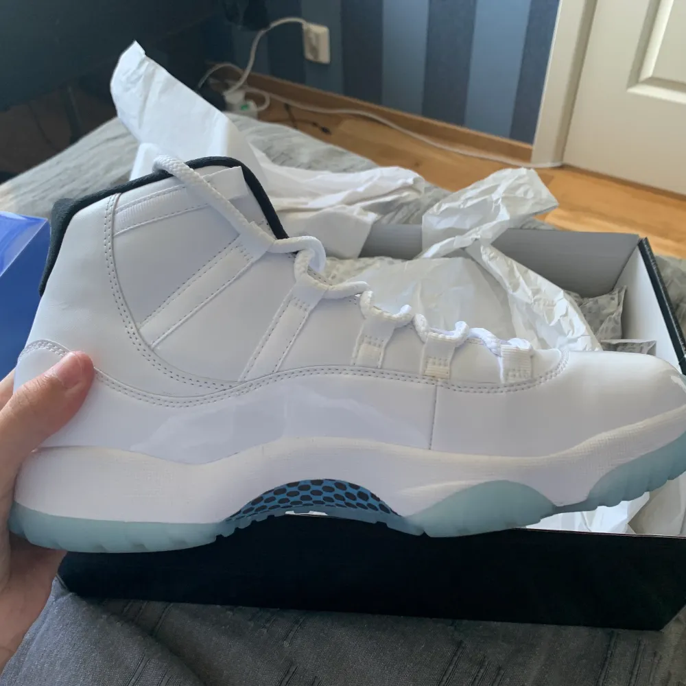 Jordan 11 Retro också kända som ”XI Columbia”. Hypen efter dessa skor kom efter Will Smith hade på sig de i ”The Fresh Prince of Bel-Air”. Skorna är i mycket fint skick. Skorna kommer i originallåda. . Skor.