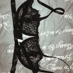 Spets bh - Svart spets bh från SHEIN med skjusterbara band. Storlek 36, passar någon med lite större A kupa eller B kupa✨ 50kr med frakt