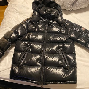 Moncler maya jacka - Strl 4 condition 8/10 hanken är av annars superfin
