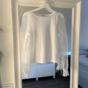 Topp med puffärm - Supercool tröja. Knappt använd. Köpare står för eventuell frakt 😘🤩🤍❤️‍🔥