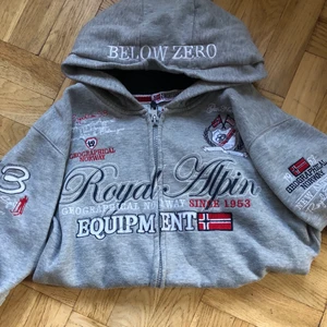 Tröja - !!TRÖJAN ÄR KVAR SÅ LÄNGE ANNONSEN ÄR KVAR!! Cool och mer ovanlig tröja/sweatshirt. Inte säker på storlek men gissar att det ligger på L, passar mig som är S men lite oversized. HÖGSTA BUD: 360kr, avslutas på onsdag . Köp direkt för 400kr 