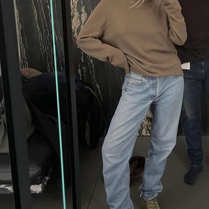 Vintage LEVIS 501 - Sjuukt snygga Levis vintage Jeans inköpta från Folded Vintage för 1100. Aldrig använda pga för små för mig:) Går hela vägen ner i marken på mig som är 168. Levis måtten är W27 men passar en 23/24❤️ 