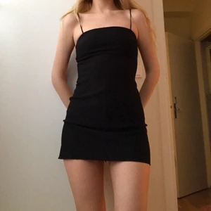 Svart minidress - Mini dress som sitter perfekt, väldigt smickrande🎀 säljer för att den är liiite för kort för mig för att jag ska vara bekväm i den. Jag är 170 cm