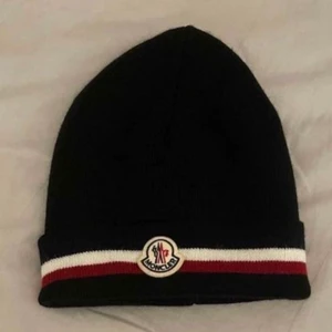 Monlcer mössa svart - Knappt använd, köpte för typ 1300kr mitt pris 700kr skick 10/10