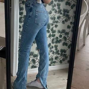 Säljer min jeans från Zara då de aldrig riktigt kommit till användning! Jag är ca 168 cm lång och för mig är de bra i längden! Hör gärna av dig om du är intresserad eller har några frågor!💕✌️✨