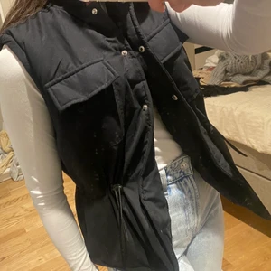 Väst  - Svart väst endast använd fåtal gånger, köpt förra året. Man får en fin midja 🖤