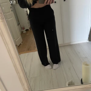 Kostym byxa - Säljer nu mina kostym byxor  Från Kappahl  Storlek 38 Fint skick  Två små extra hål har jag gjort för som blev för stora  Högmidjade  Breda hela vägen  Sköna i materialet  När ner till marken på mig. 168 cm lång   Kan mötas upp. Berättar vart i chatt  Hämtas  Postas ifall köparen står för frakt   Pris kan diskuteras ☺️