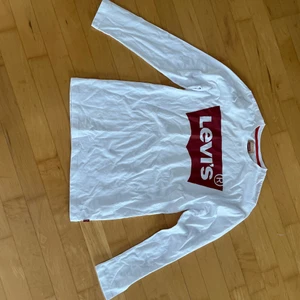 Oanvänd långärmad tröja från Levis - Långärmad tröja (tunn, så mer som långärmad t-shirt) från Levis. Oanvänd pga fel storlek. 