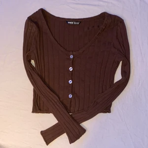 Shein - Brun tröja med knappar från shein, strl XS. Använd max 3 gånger, säljer den för 39kr + frakt. ❤️