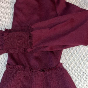 Vinröd tröja - En fin vinröd topp från zara. 