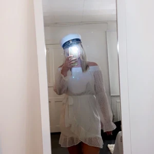 Vit klänning - Säljer nu min vita studentklänning från nelly. Den är i storlek 36 och endast använd 1 gång. Den är i bra skick och slutsåld på hemsidan.