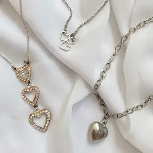 Fina halsband med hjärtan. 20kr st 🤍 Halsbandet till höger är sålt!  Köpare står för frakt. Kan fraktas spårbart eller inte, de beror på vad köparen föredrar ☺️ ❗️Halsbandet längst till höger är sålt!