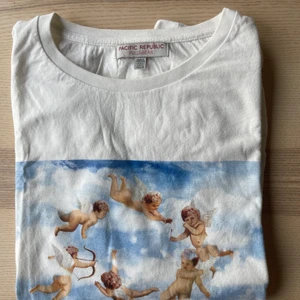 T-shirt  - Fin t-shirt från pull&bear, den är ganska lite i stl även fast de är L men sitter ändå oversize på mig som är S! 