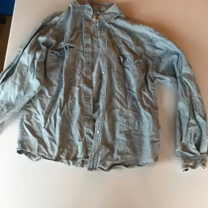 Jeansskjorta  - 6 plagg för 100kr