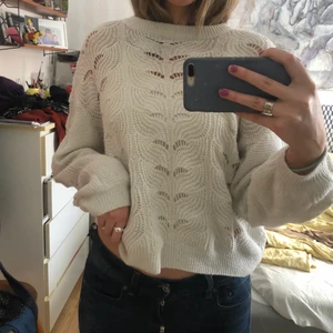 Stickad tröja💗 - Säljer denna fina stickade tröjan💗 Köptes för ungefär 250 men säljer nu för 90kr. Den är i strl M och skulle säga att den är true to size ☺️