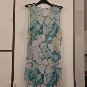 Klänning  - Strand klänning, använd 1 gång, ganska genomskinlig.