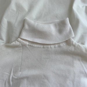 Polotröja från zara strl xs - Superfin vit polotröja från zara. Jättebra skick! Säljer då den inte kommer till användning. Säljer för 120kr + frakt. Skriv privat vid intresse eller frågor!✨💌