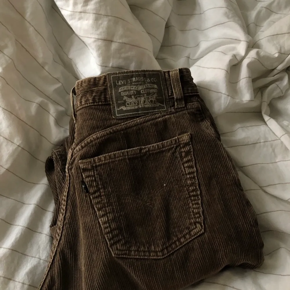 Säljer ett par manchester levis byxor jag hitta på thrift! det står ingen storlek i byxan men hade sagt att det passar en S 🤎 frakt tillkommer . Jeans & Byxor.