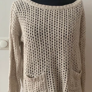 Stickad tröja  - Jättefin stickad krämfärgad stickad tröja med bred krage! Den har fickor på framsidan🤍 säljer pga ej kommer till användning😔