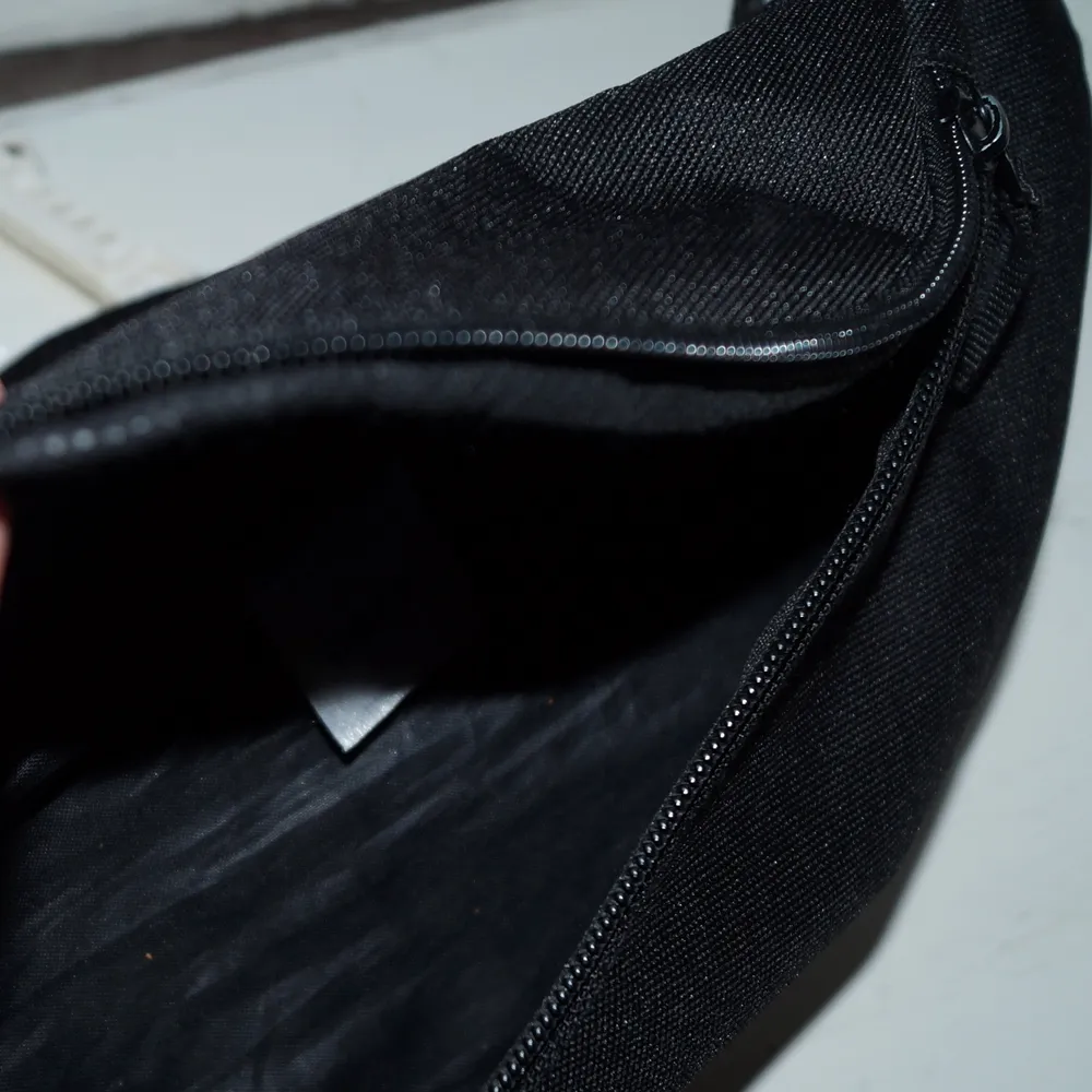 En enkel svart fannypack från BEYOND RETRO med justerbar axelband för din bekvämlighet och 3 olika fack! Knappt använd, god skick! . Väskor.